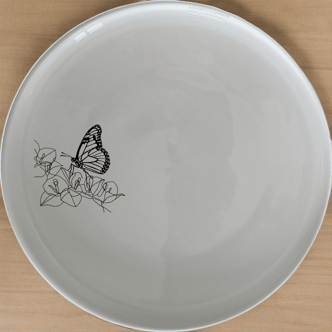 Monarch Butterfly Dinner Plate Set of 4 - Range 1 is a stunning set of four white ceramic dinner plates featuring an elegant monarch butterfly design. Perfect for any dining occasion.