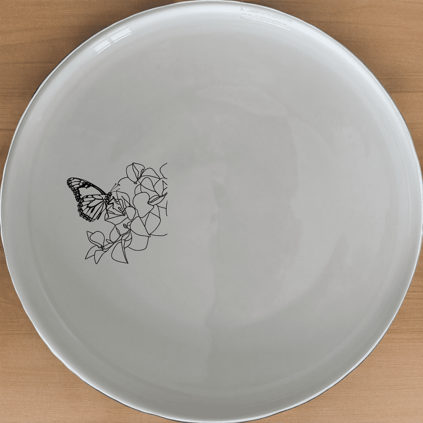 Monarch Butterfly Bougainvillea Side Plate Set of 4 - Range 4 offers a beautiful and elegant design perfect for any dining occasion.