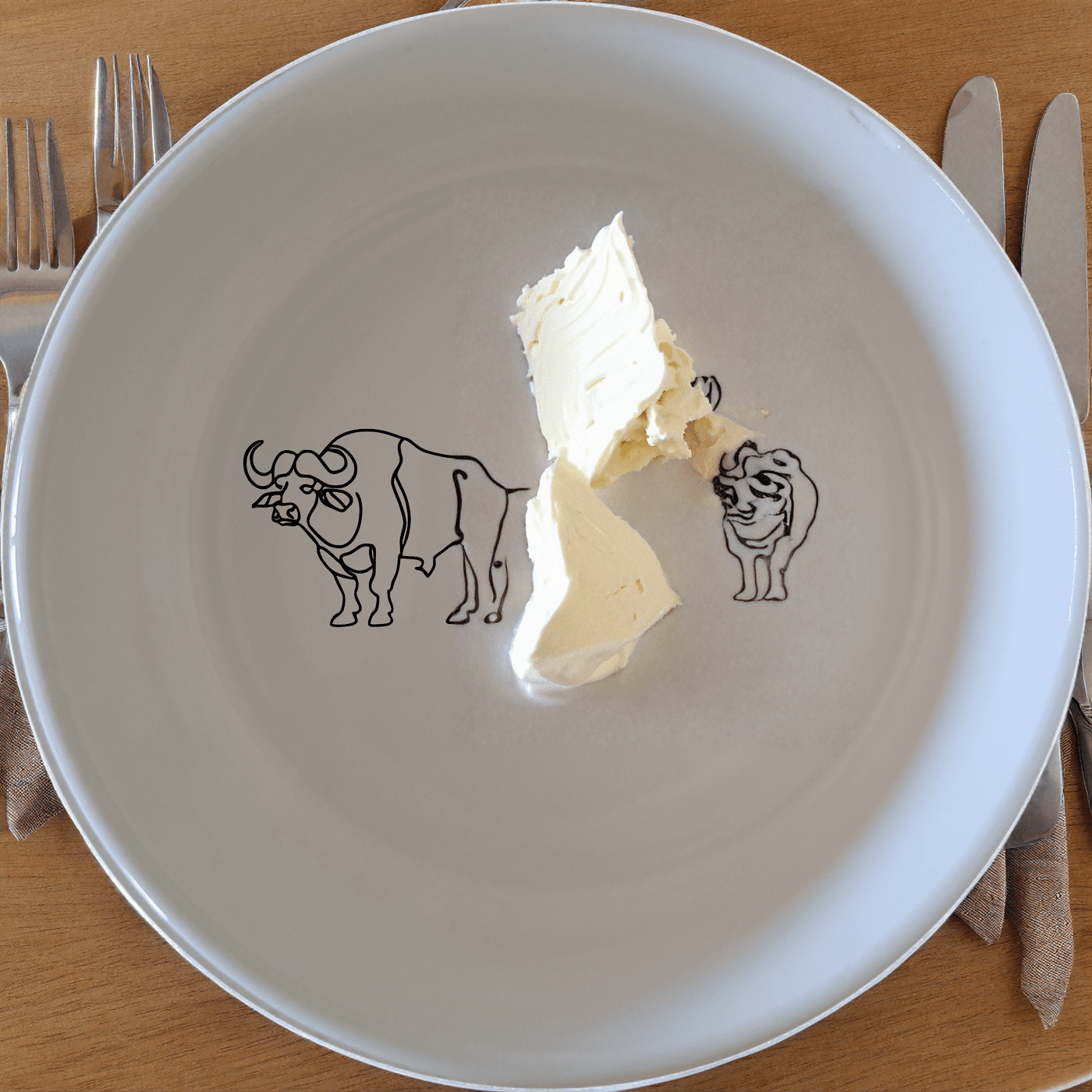 The African Buffalo Silhouette Bowl Set of 4 features a striking silhouette design, perfect for adding a touch of nature to your dining experience.