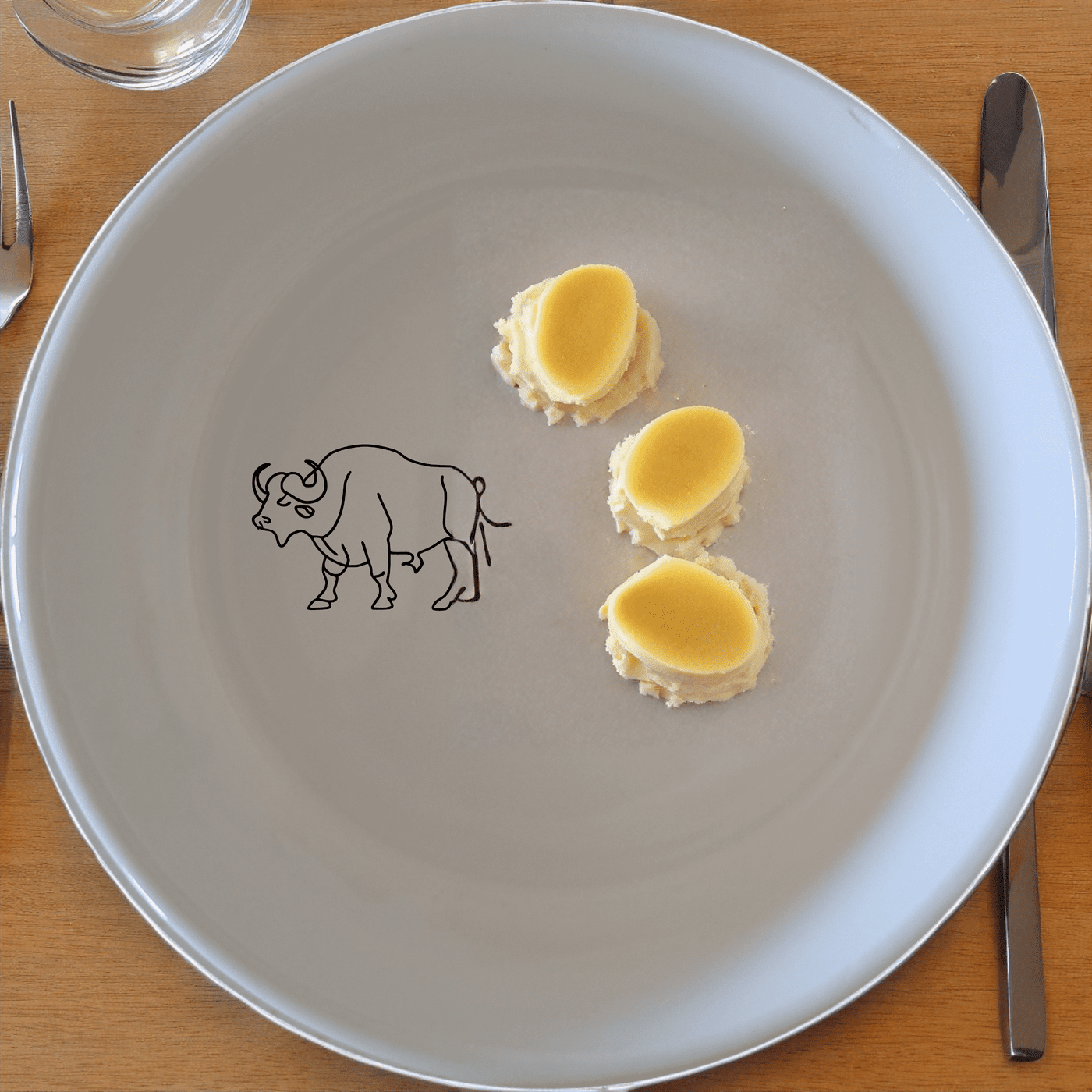 The Silhouette Big Five African Buffalo Bowl Set of 4 features elegant designs perfect for any dining occasion.