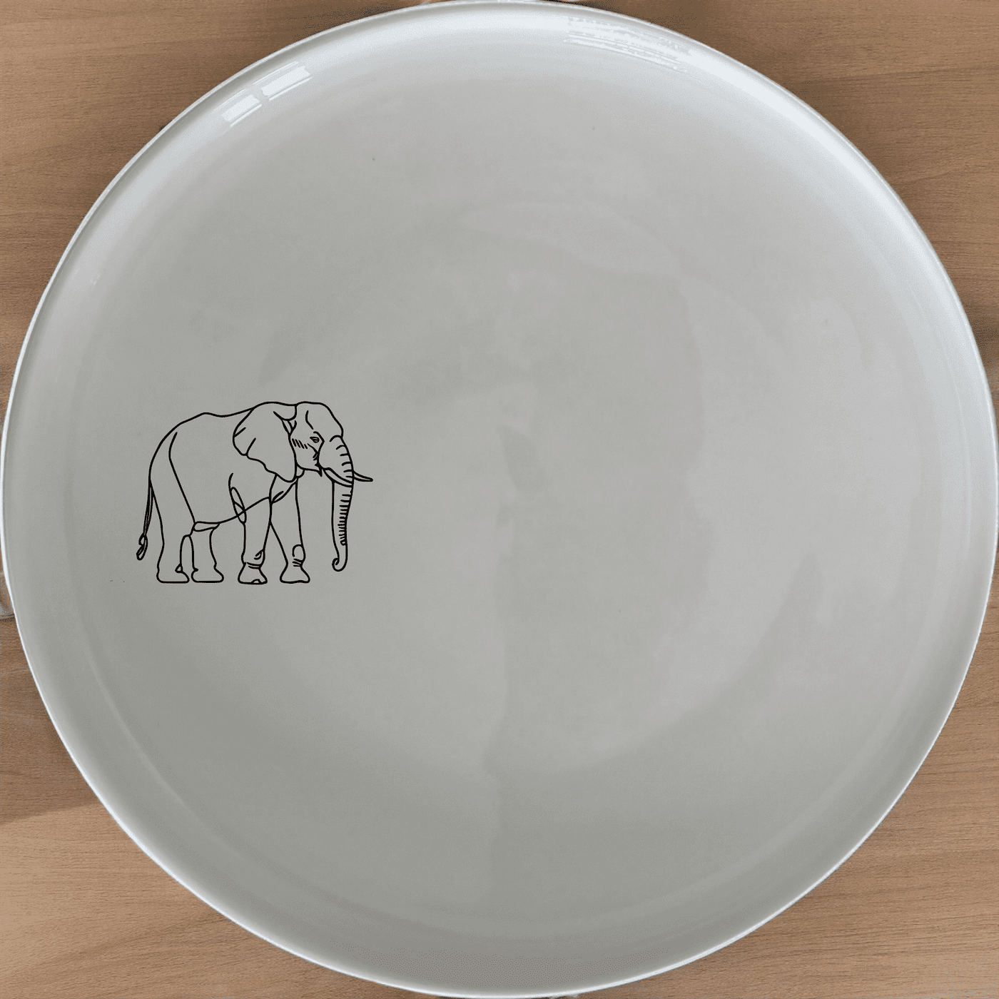 The Silhouette Big Five Elephant Dinner Plate Set of 4 features elegant laser-etched designs perfect for any dining occasion.