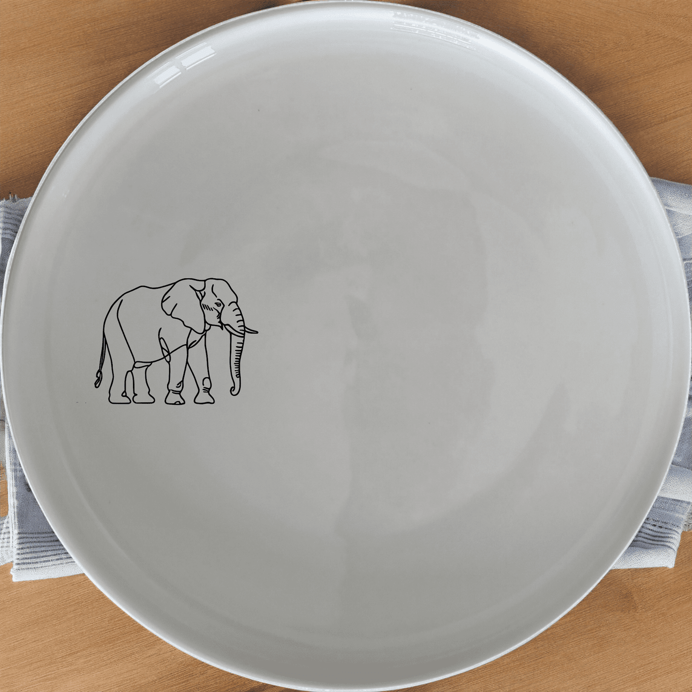The Silhouette Big Five African Elephant Side Plate Set of 4 features a striking silhouette design, perfect for adding a touch of wildlife elegance to your dining table.