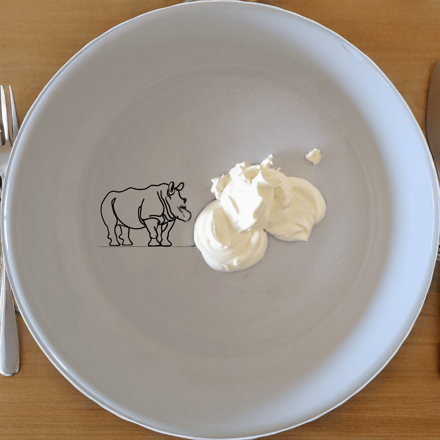 The Silhouette Big Five African Rhino Bowl Set of 4 features a striking silhouette design, perfect for adding a touch of wildlife elegance to your dining experience.
