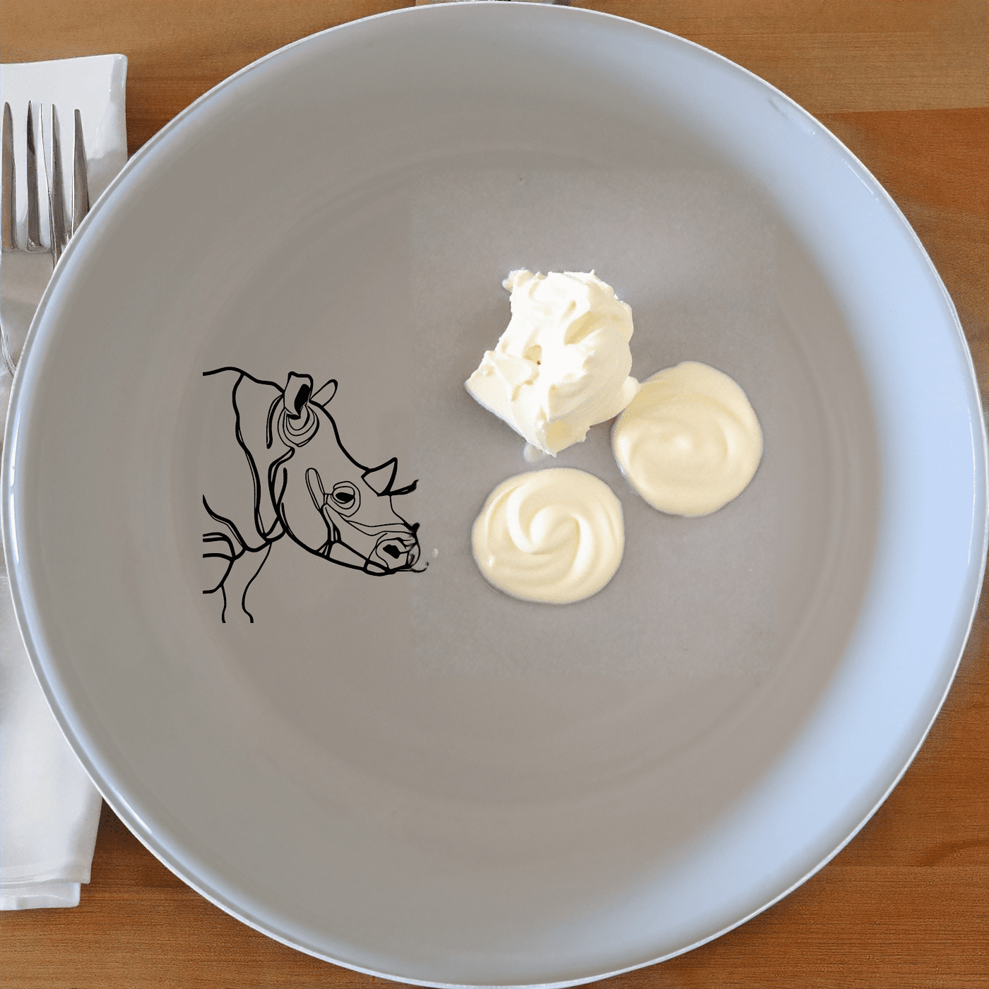 The Silhouette Big Five African Rhino Bowl Set of 4 features a striking rhino silhouette design, perfect for adding a touch of wildlife elegance to your dining table.