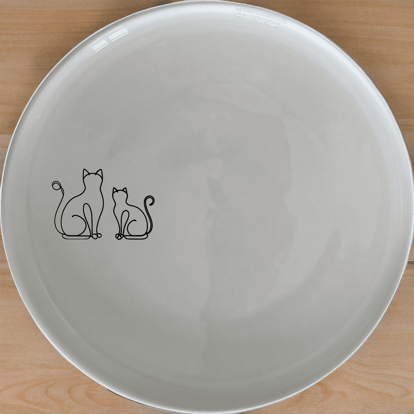 The Silhouette Fat Curvey Cats Dinner Plate Set of 4 - Range 4 features charming cat silhouettes in a sleek, modern design, perfect for everyday use or special occasions.