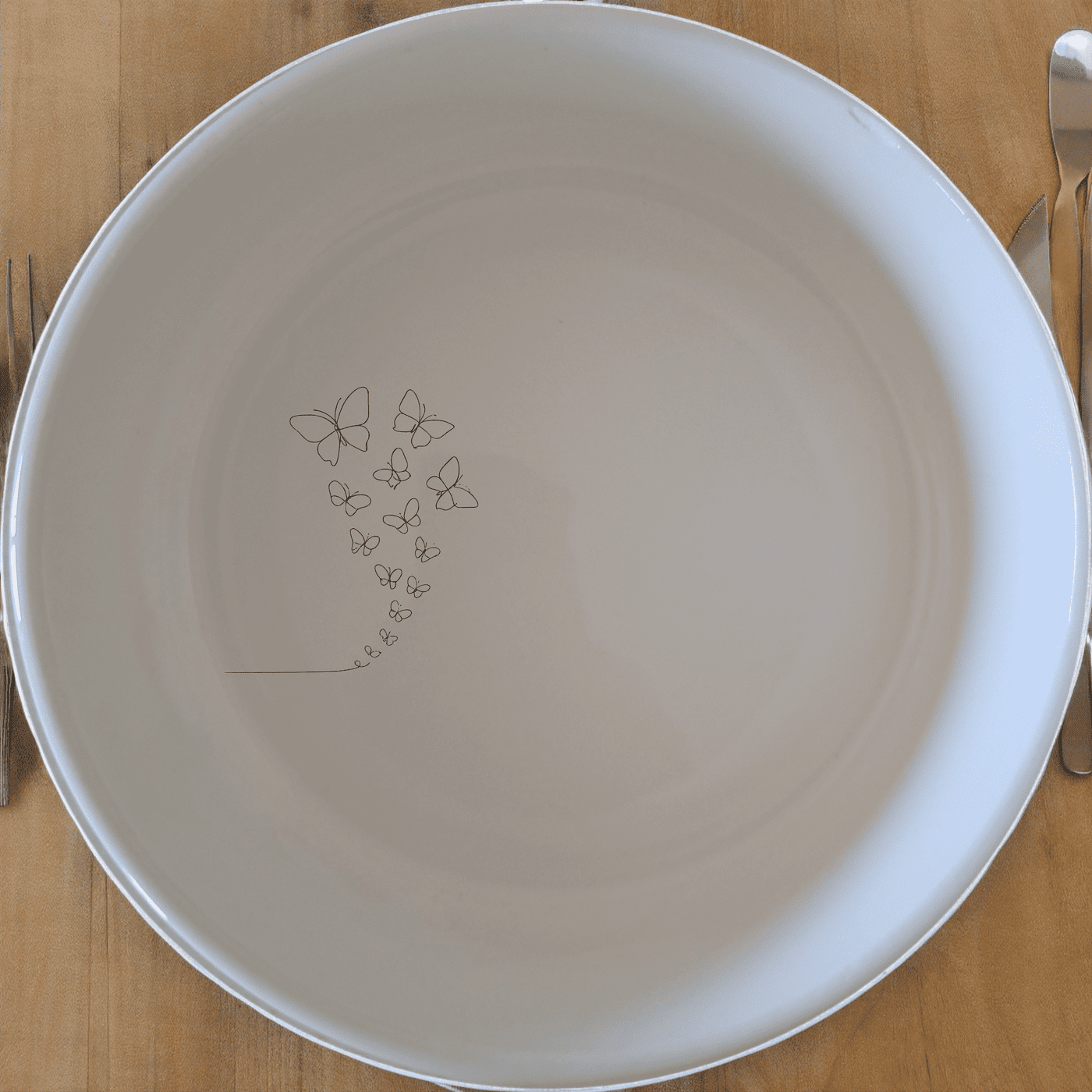 The Swarm Delicate Butterflies Bowl Set of 4 - Range 4 is a beautiful and elegant addition to any kitchen. These white ceramic bowls feature a delicate laser-etched design of butterflies, making them perfect for everyday use or special occasions.