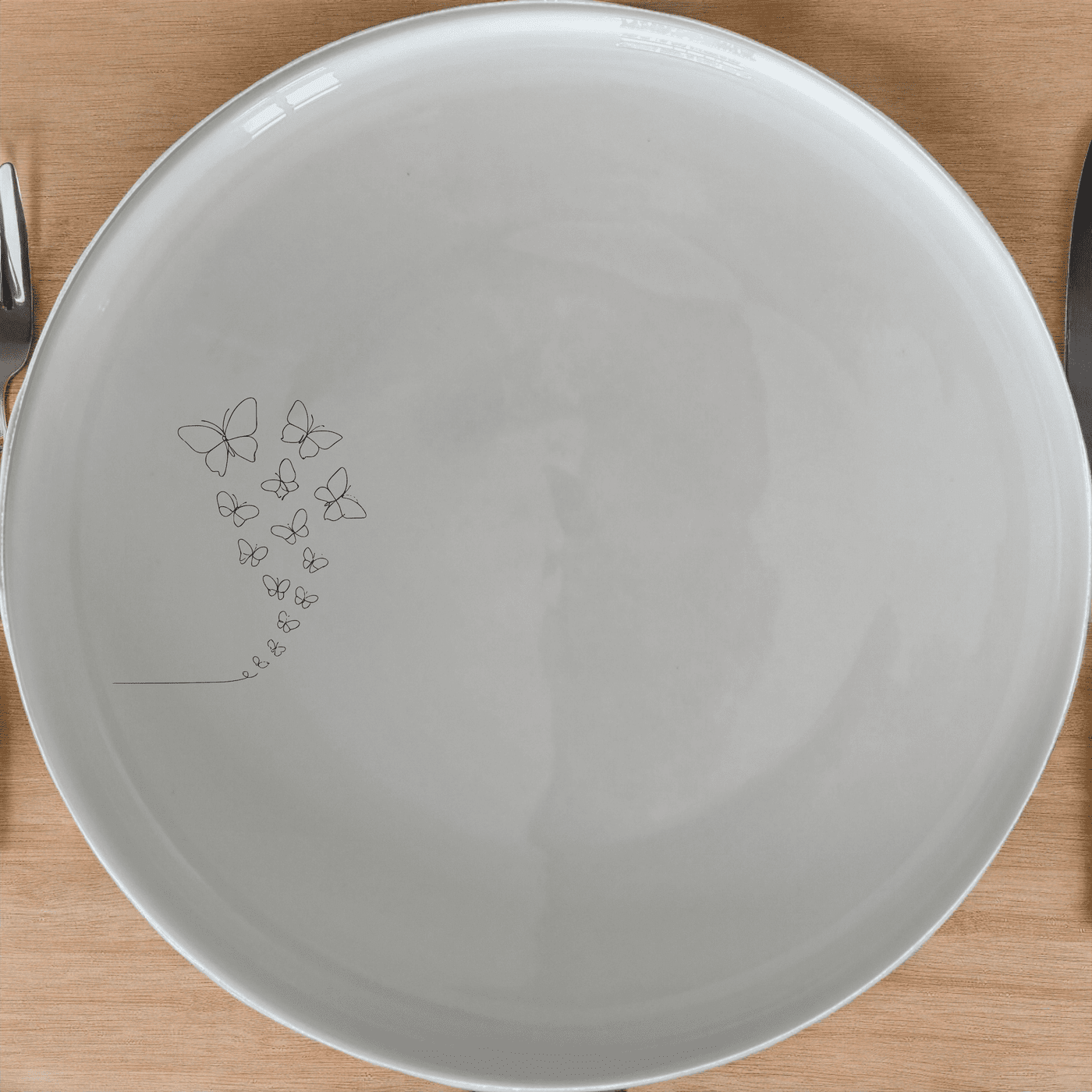 Delicate Butterflies Dinner Plate Set of 4 - Range 4 is a stunning addition to any dining set, featuring intricate butterfly designs.