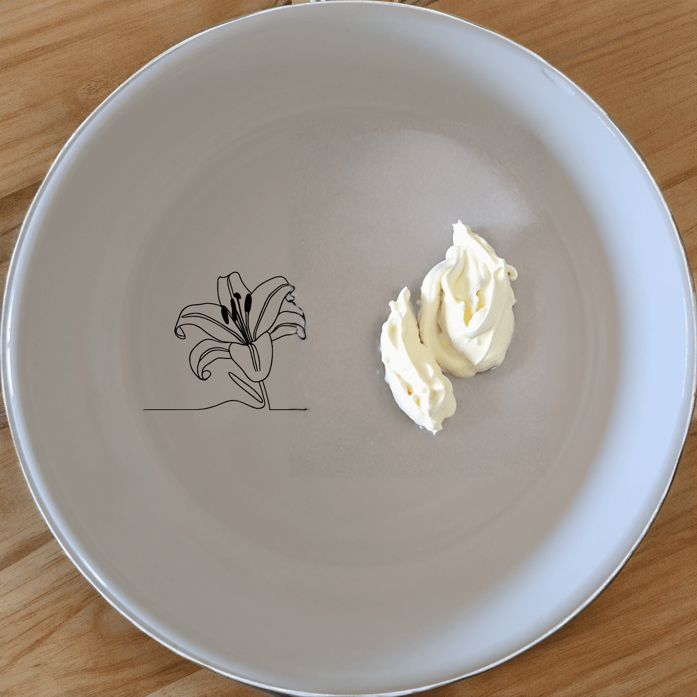 White Easter Lilly Bowl Set of 4 - Range 1 is a beautiful and versatile addition to any kitchen, perfect for serving and enjoying your favorite meals.