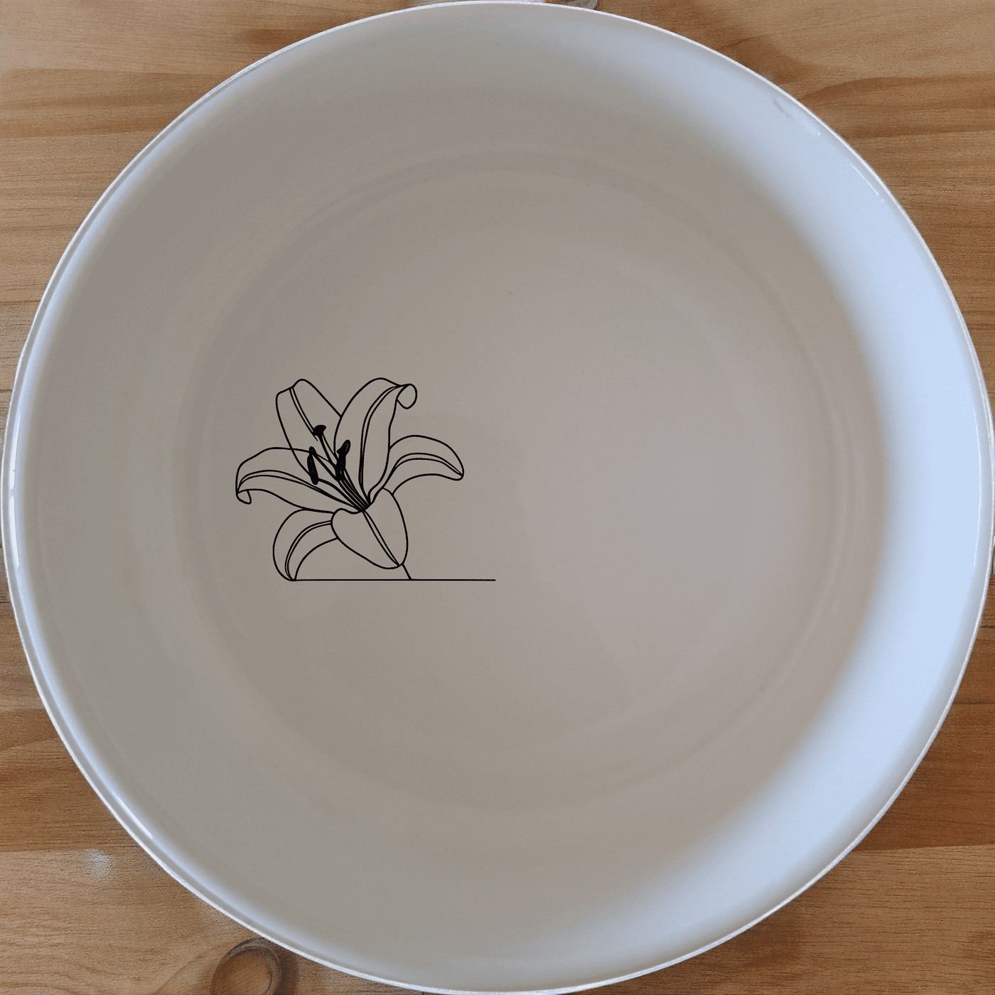 The White Easter Lilly Bowl Set of 4 - Range 4 is a beautiful and elegant addition to any dining table, perfect for springtime gatherings and everyday use.