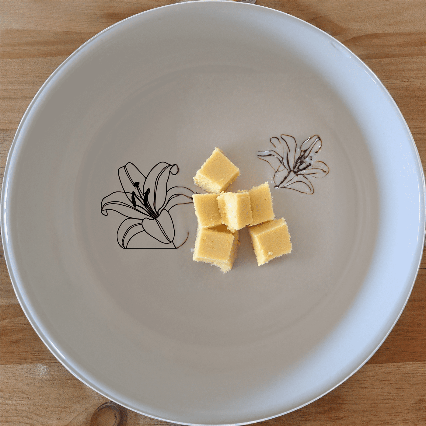 The White Easter Lilly Bowl Set of 4 - Range 4 is a beautiful and elegant addition to any dining table, perfect for springtime gatherings and everyday use.