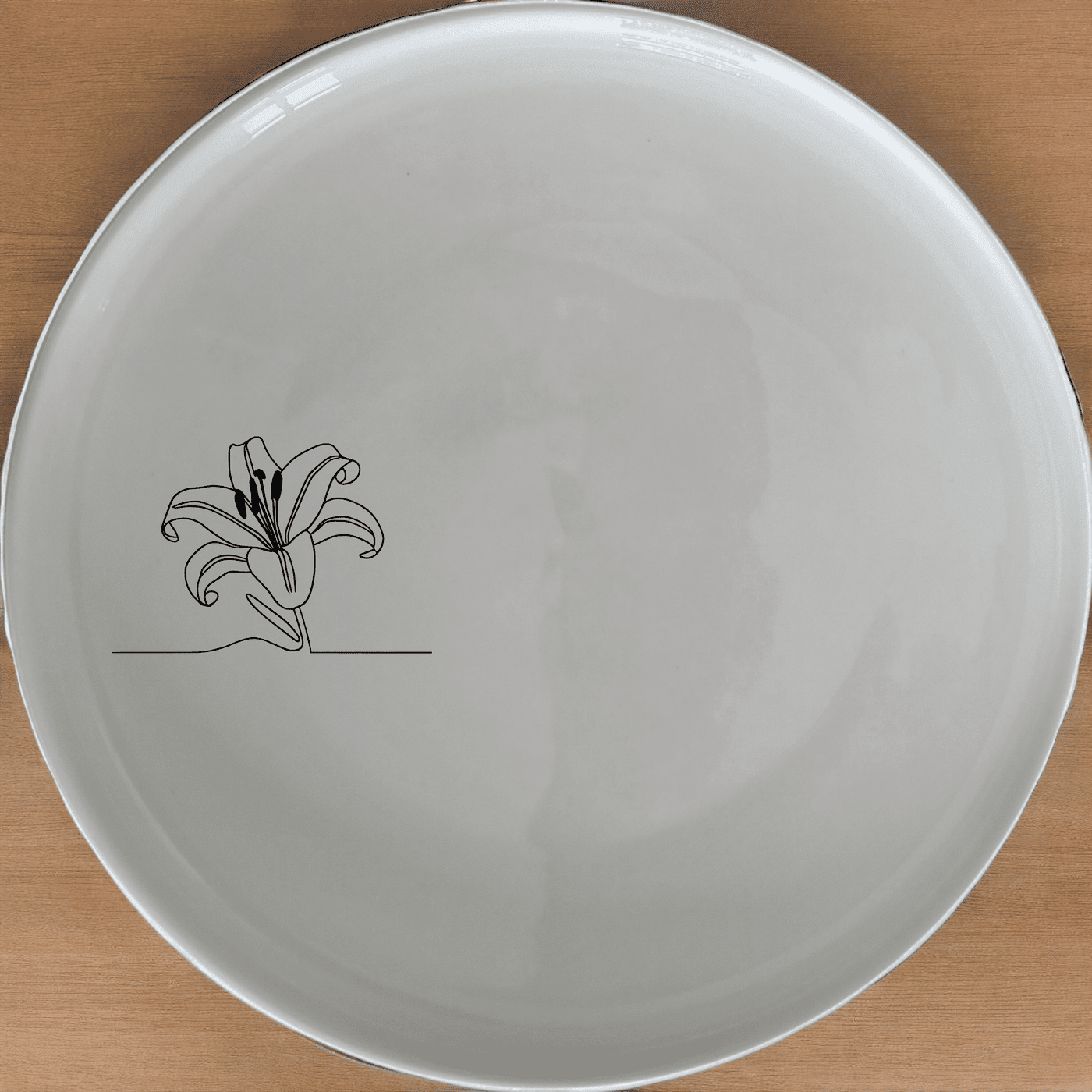 White Easter Lilly Dinner Plate Set of 4 - Range 1 is a stylish and versatile dinner plate set perfect for any dining occasion.