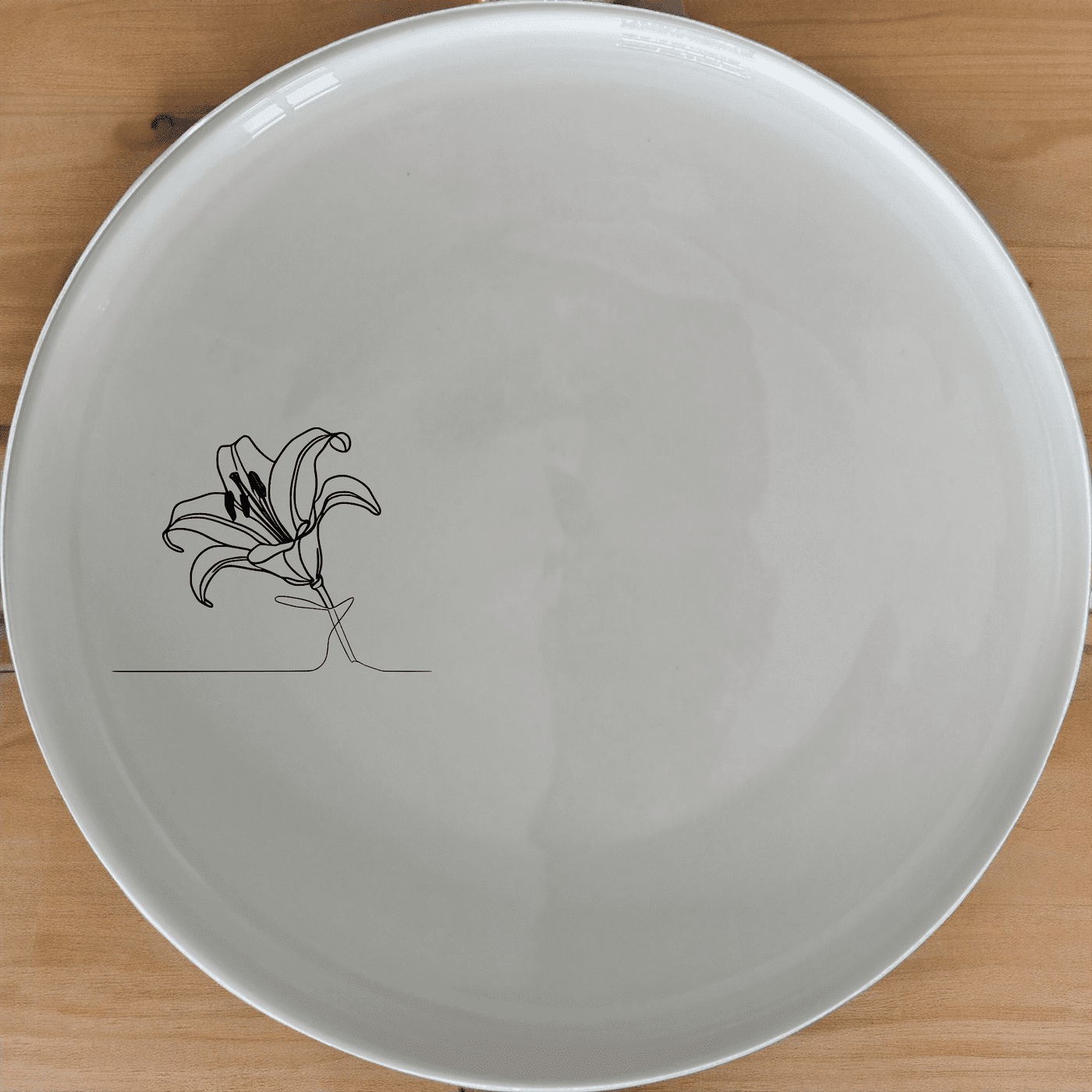 White Easter Lilly Side Plate Set of 4 - Range 1 is a beautiful and elegant set of plates perfect for any occasion.