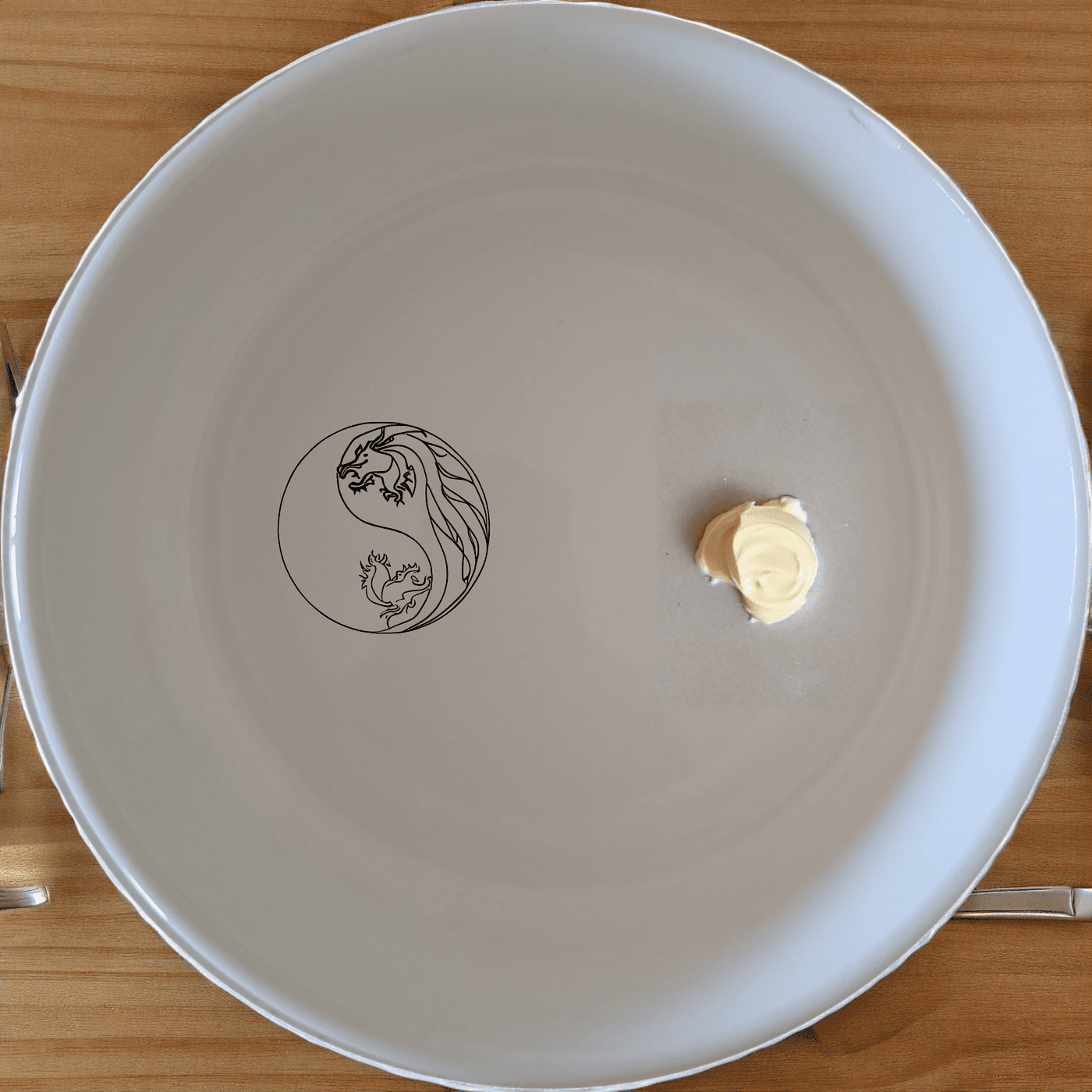 Yingyang Chinese Dragons Bowl Set of 4 - Range 2 is a beautiful and unique set of four ceramic bowls, perfect for any kitchen or dining room. These bowls feature a striking yin-yang design with dragons, making them a perfect addition to any collection.