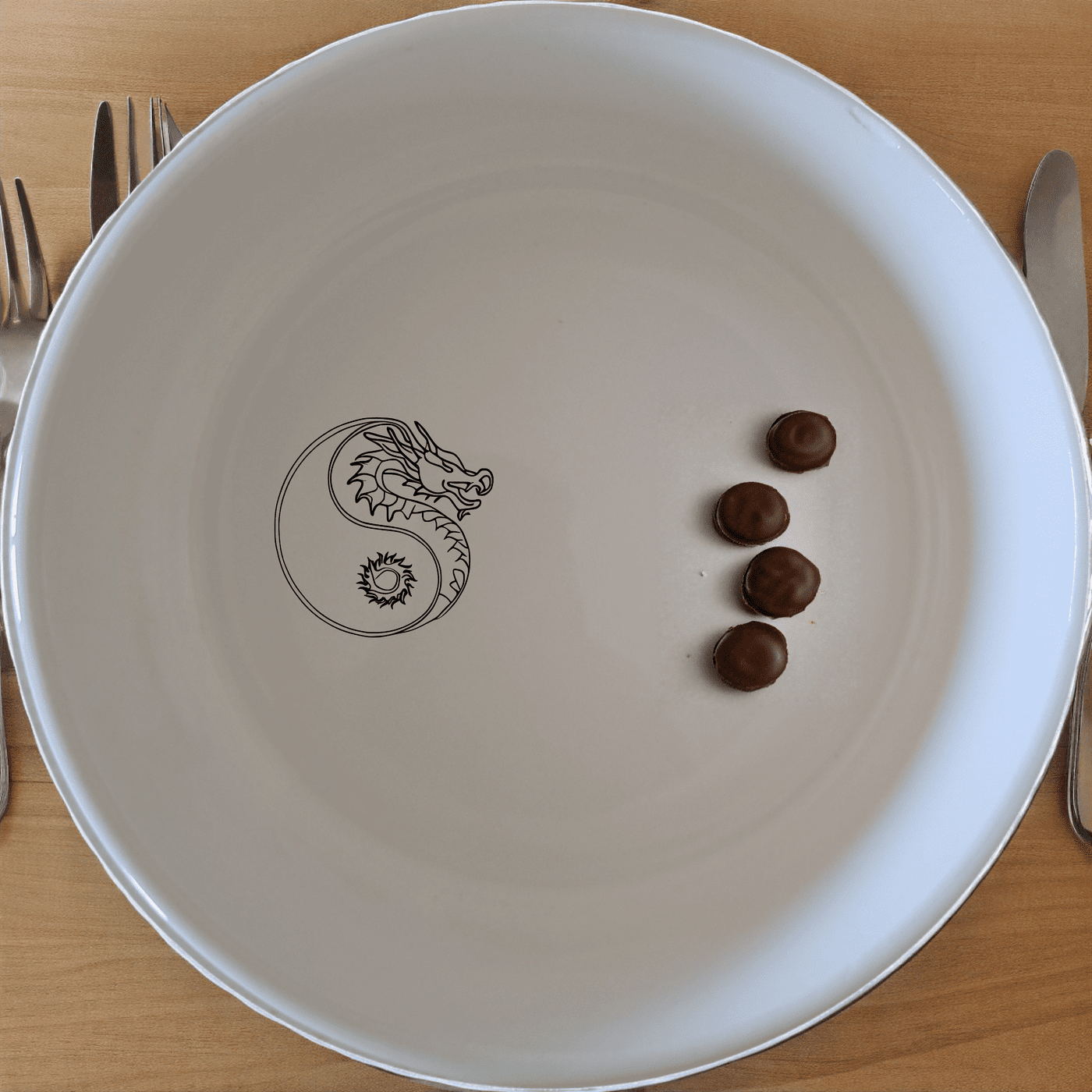 Yingyang Chinese Dragons Bowl Set of 4 - Range 4 is a beautiful and unique set of four ceramic bowls, perfect for any kitchen or dining room.