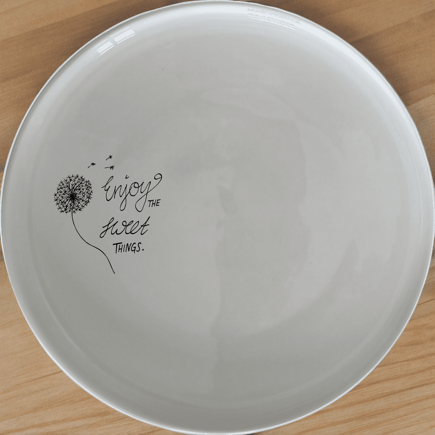 Enjoy Sweet Things Dinner Plate Set of 4 - Range 1 is a beautiful and elegant dinner plate set that adds a touch of sophistication to any dining table.