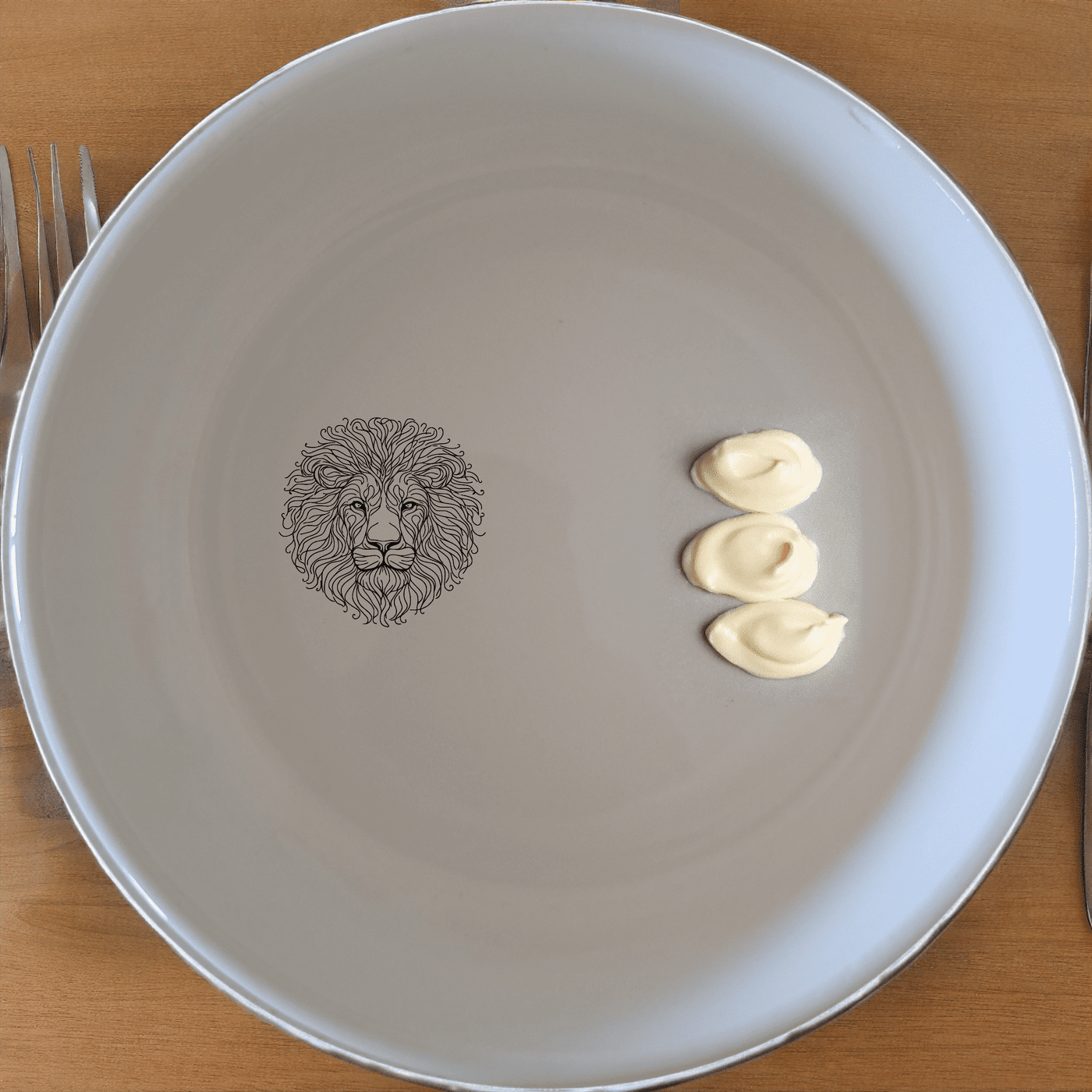 The Staring Lion Bowl Set of 4 - Range 1 is a stylish and elegant addition to any dining table, perfect for everyday use or special occasions.