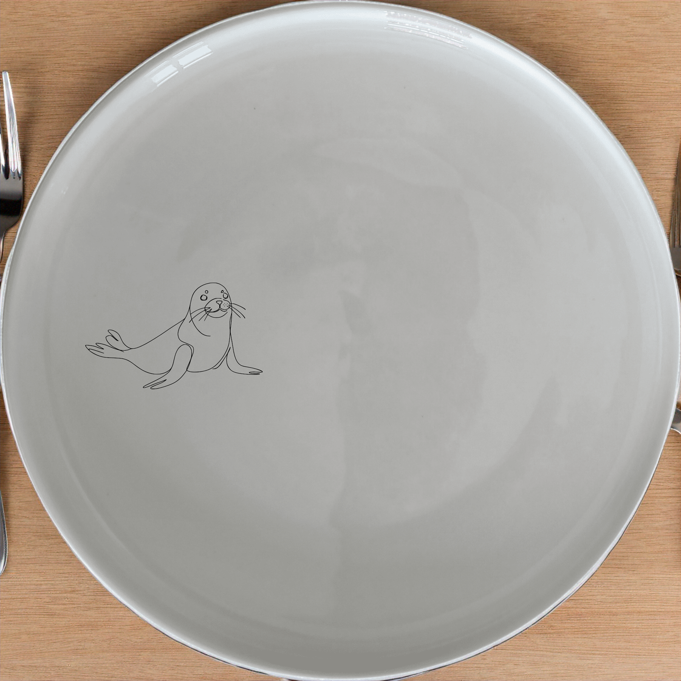 Harbour Seal Dinner Plate Set of 4 - Range 1 is a charming and elegant addition to any dining table, perfect for everyday use or special occasions.