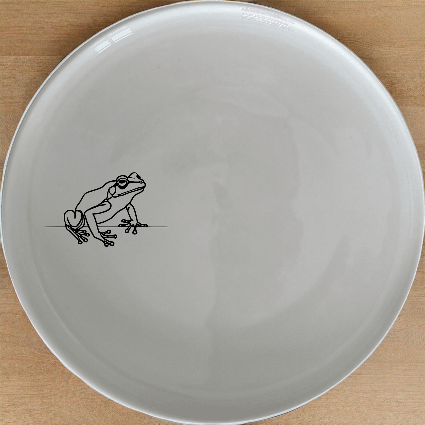Frogs Reptiles Side Plate Set of 4 - Range 4 is a charming and versatile set of four 21cm side plates featuring a minimalist frog design, perfect for everyday dining or special occasions.