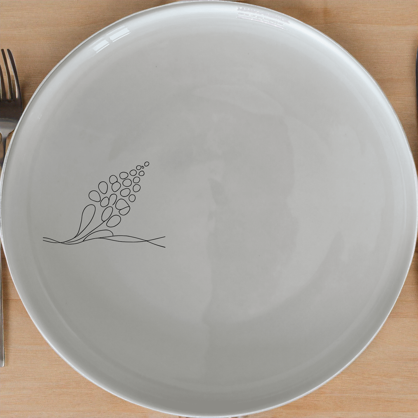 Ocean Sea Life Dinner Plate Set of 4 - Range 3 offers a beautiful and elegant design perfect for any dinner setting. This set includes four dinner plates with a delicate ocean and sea life motif, making it an ideal choice for both everyday use and special occasions. Crafted from high-quality ceramic, these plates are durable and dishwasher-safe.