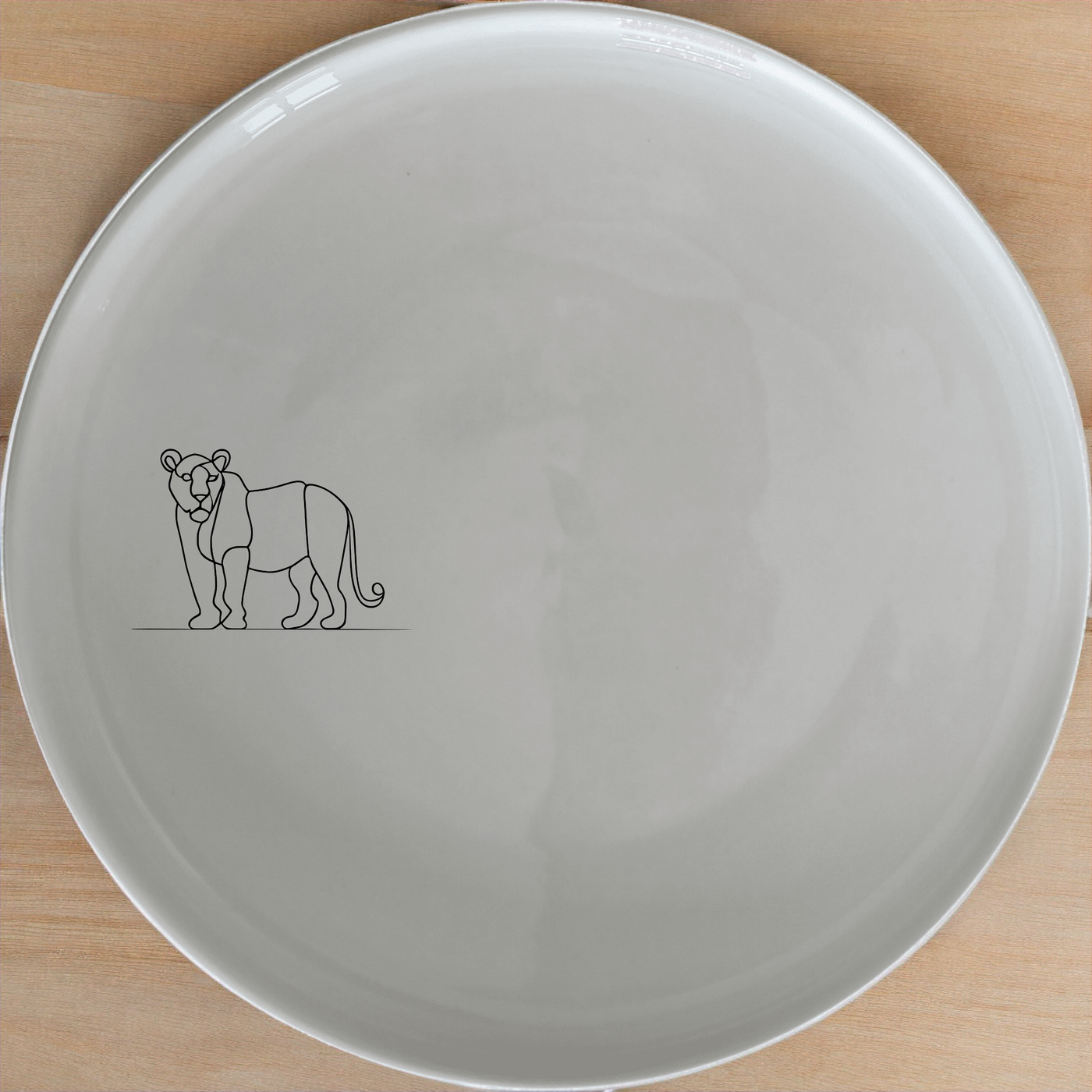 Safari Animals Side Plate Set of 4 - Range 2 offers a stylish and unique design perfect for any home. This set includes four elegant side plates featuring a captivating safari animal motif. Ideal for both everyday use and special occasions, these plates add a touch of nature to your dining experience.