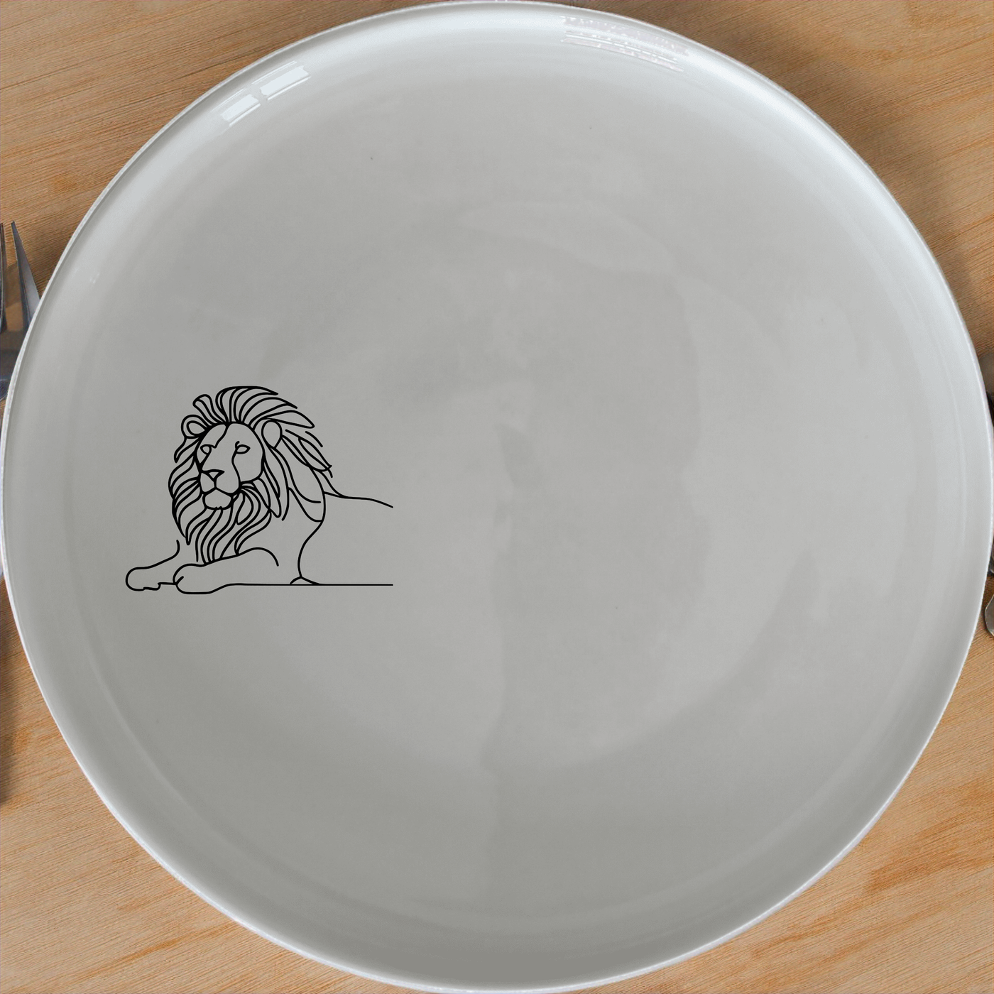 Crouching Lion Dinner Plate Set of 4 - Range 4 is a stylish and elegant dinner plate set featuring a crouching lion design. Perfect for any dining occasion.