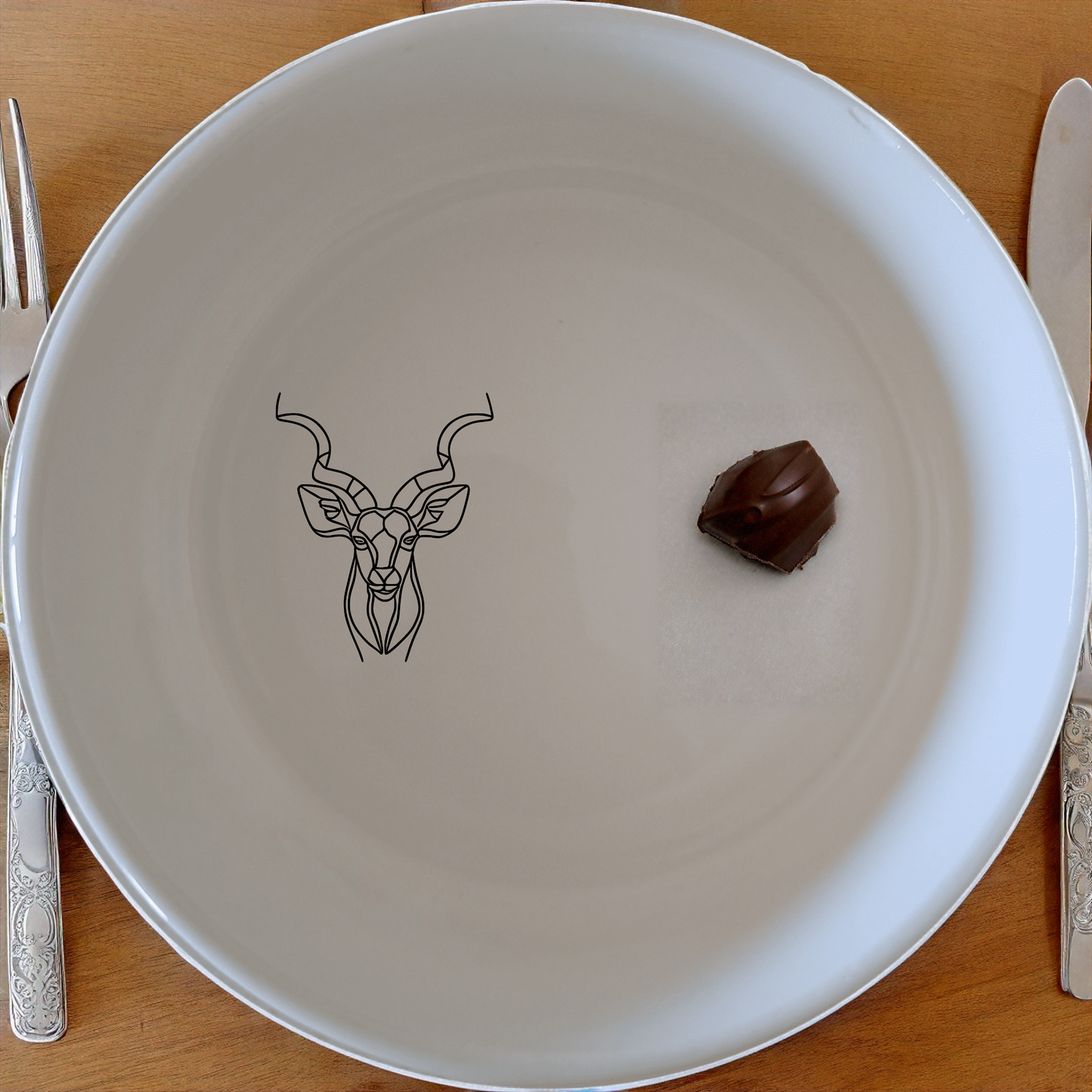 The Kudu Antelope Spiral Horns Bowl Set of 4 - Range 2 features elegant designs perfect for any dining occasion. This set brings a touch of nature to your table.