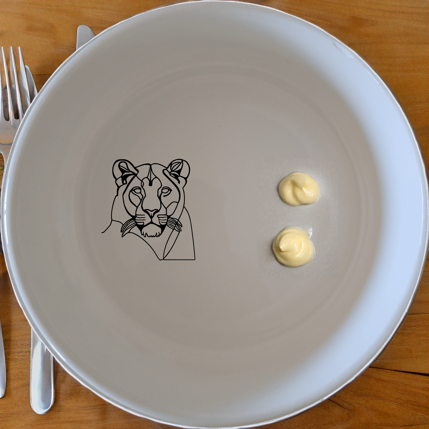 Staring Female Lioness Bowl Set of 4 - Range 4 is a stylish and elegant addition to your dining collection.